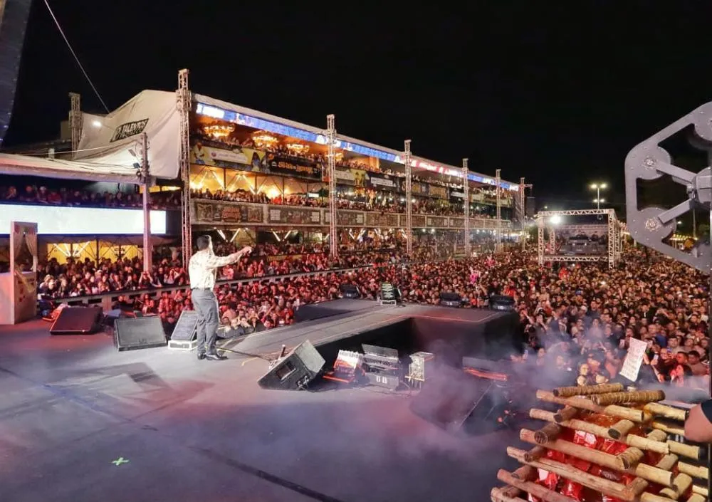 Wesley Safadão, Iguinho e Lulinha e Maciel Kuré se apresentam em noite de grande público no São João de Arcoverde